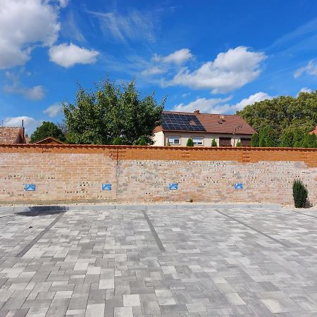 Linden Apartman 104 - Adults Only Mosonmagyaróvár المظهر الخارجي الصورة
