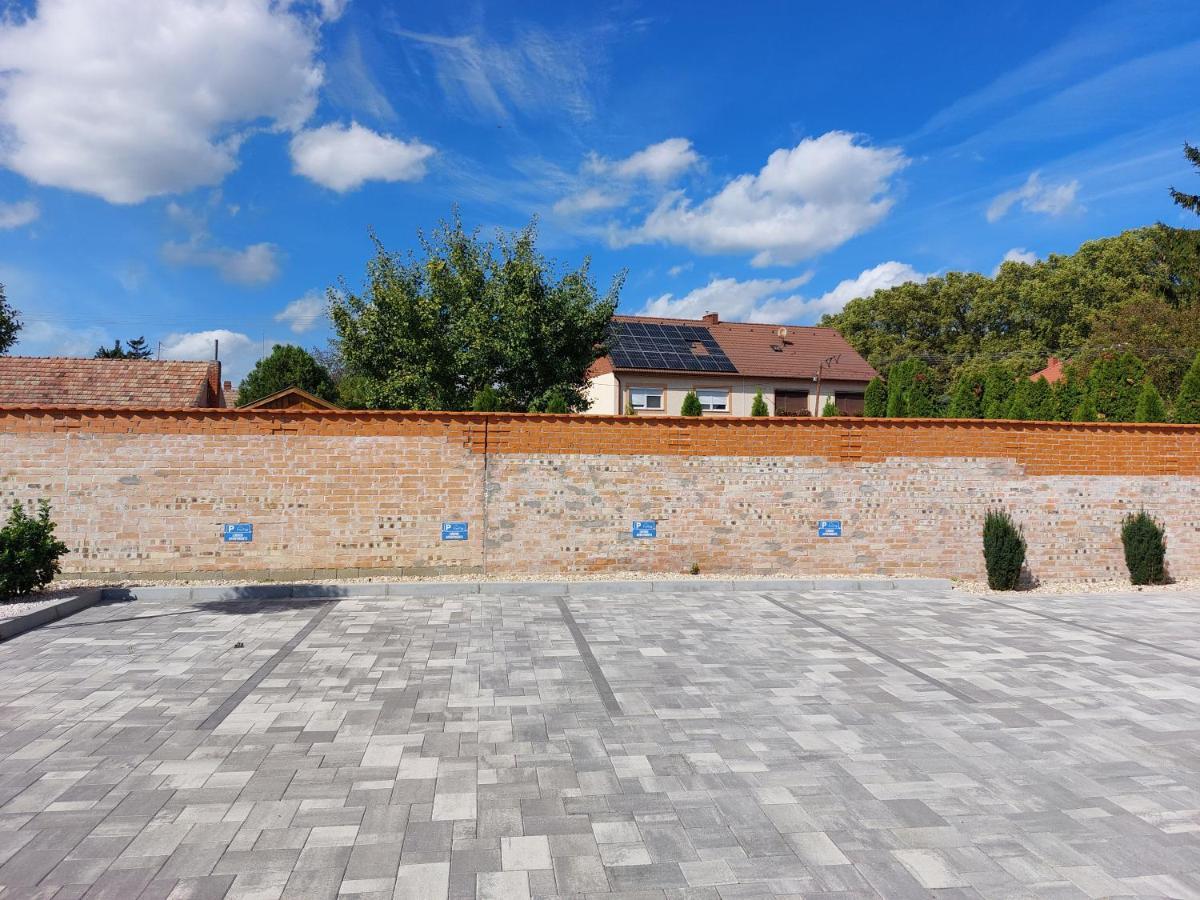Linden Apartman 104 - Adults Only Mosonmagyaróvár المظهر الخارجي الصورة